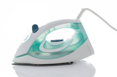 Buhar demiri beyaz arkaplanda izole edildi