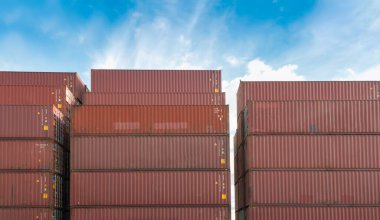 Kargo konteyner intermodal bahçesinde yığını