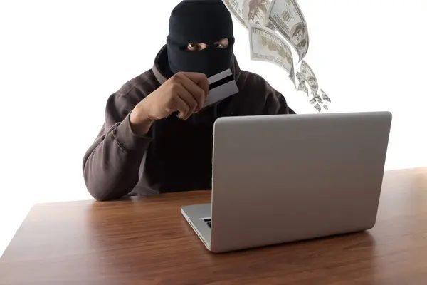 Bilgisayar korsanı, ağ güvenliği ve Elektronik bankacılık güvenlik için bir kredi kartı ile bir dizüstü bilgisayar kavram çalmak