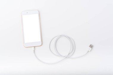 Akıllı telefon bağlantısı usb kablosu beyaz üzerinde izole