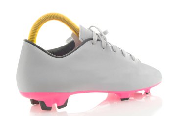 Gri deri futbol ayakkabıları, futbol bot çifti. Futbol çizme, beyaz arka plan üzerinde izole