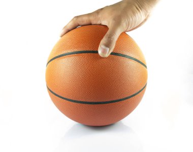 Beyaz zemin üzerinde bir elinde basketbol topu