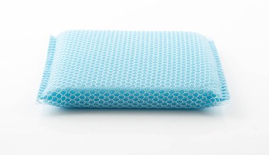 Beyaz arka plan üzerinde izole mavi bulaşık yıkama sünger