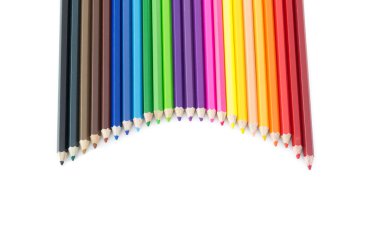 Beyaz arkaplanda izole edilmiş renkli kalemler