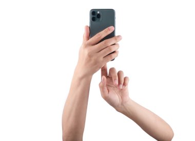 Cep telefonu fuarında el ele tutuşan ve dokunan bir kadın..