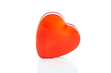 Beyaz arka plan üzerinde izole kırmızı kalp.