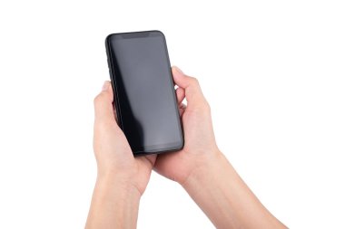 İzole arka planda beyaz ekranlı siyah cep telefonu tutan kadın el.