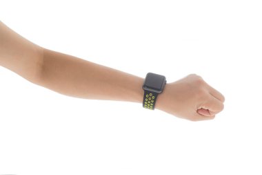 Beyaz akıllı saat kullanan kadın elleri beyaz arka planda izole edilir