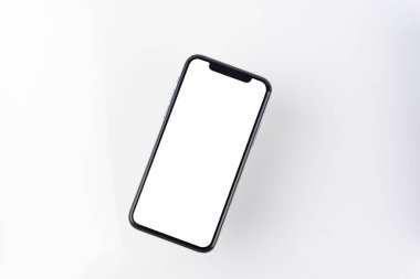 Beyaz arkaplanda akıllı telefon izole edildi