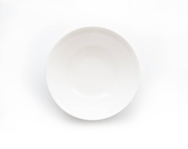 Boş seramik yuvarlak plaka üzerinde beyaz izole