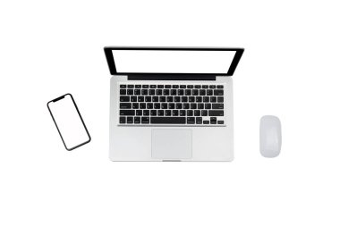 Dizüstü bilgisayar, beyaz arka plan üzerinde izole smartphone. Modern dijital cihazlar ve gadget'lar.