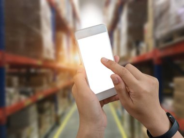 Tarafından tablet içinde el depo işçisi çek ve tarama paketi.