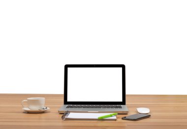 telefon ve kahve Kupası ile ofiste tabloda izole ekranlı dizüstü standları