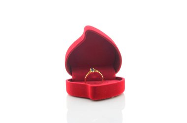 Beyaz zemin üzerinde bir hediye kutusunda takı yüzük