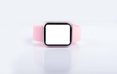 beyaz arkaplanda pembe akıllı saat