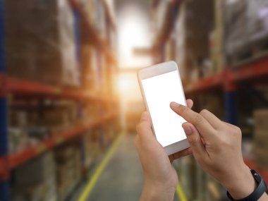 Bulanık arkaplanda boş ekranlı el ele tutuşan telefon, akıllı telefon ve bulanık ışık ile alışveriş kavramı.