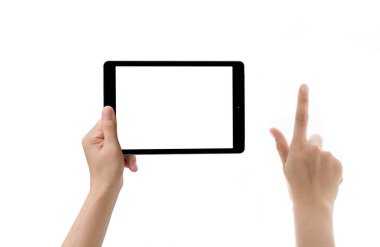 Holding ve beyaz arka plan üzerinde izole tablet PC'de dokunmadan eller