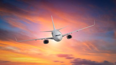 Gün doğumunda gökyüzünde bir uçak