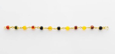 Takı aksesuar - bilezik Safir üzerinde beyaz bir arka plan ile