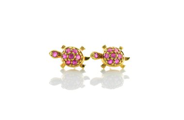 Takı aksesuar - beyaz arka plan üzerinde Safir küpe.