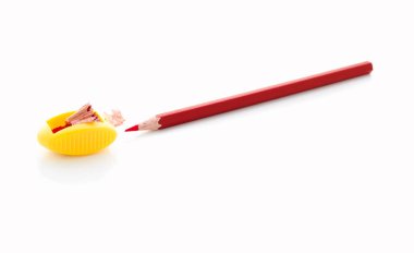 kalem veya kurşun kalem ve beyaz arka plan üzerinde izole kalemtıraş