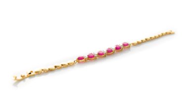 Takı aksesuar - bilezik Safir üzerinde beyaz bir arka plan ile