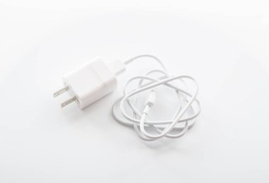 Telefon şarj cihazı, şarj cihazı tel beyaz arka plan üzerinde usb bağlantı noktası ile