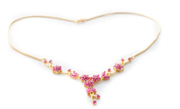 Beyaz arka plan üzerinde pembe elmas-sapphire kolye