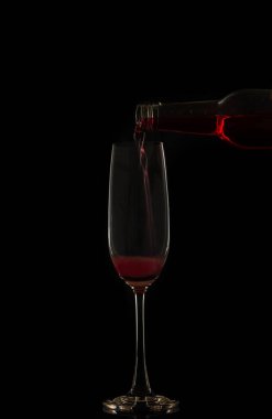 Siyah arka plan üzerinde cam şarap dökme