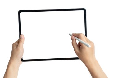 Bir kişi elinde bir tablet ve kalem tutuyor, boş bir ekrana yazıyor. Yaratıcılık ve üretkenlik kavramı, kişinin fikirlerini oluşturmak veya belgelemek için tablet ve kalem kullanması gibi.