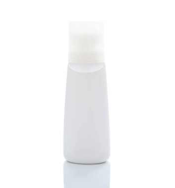 Beyaz arka plan üzerinde izole bir beyaz deodorant şişe şablonu.