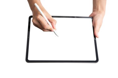 Beyaz arkaplanı olan bir tablete yazı yazıyor. Tablet bir tablet bilgisayardır ve kişi onu yazmak için bir stil kullanır. Yaratıcılık ve üretkenlik kavramı