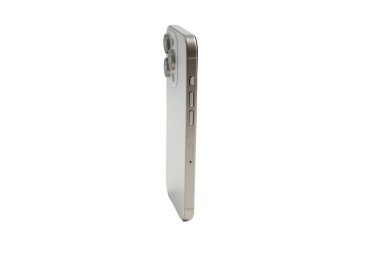 Beyaz arka planda gümüş renkli bir telefon duruyor. Telefon kapalı ve üzerinde bir çanta var.