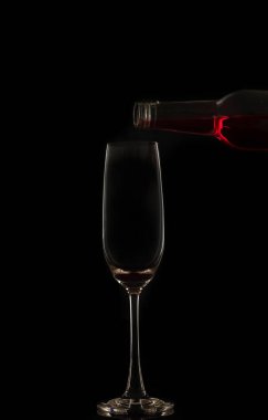 Siyah arka plan üzerinde cam şarap dökme