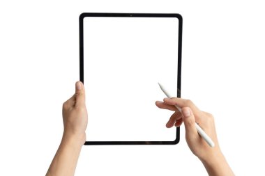Bir kişi bir tablet ve bir kalem tutuyor, muhtemelen üzerine yazıyor ya da çiziyor. Tableti kullanan kişinin yaratıcılık ve üretkenlik kavramı