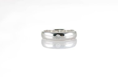 Beyaz zemin üzerine Safir ile takı yüzük.