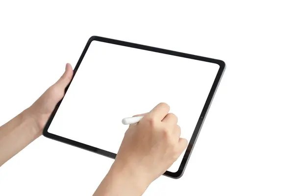 Bir kişi bir tablet tutuyor ve üzerine bir kalemle yazıyor. Tablet beyazdır ve kişinin eli siyahtır. Tablete yazan kişinin odaklanma ve konsantrasyon kavramı