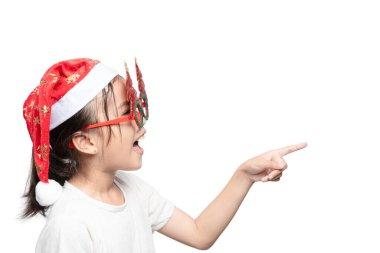 Kırmızı şapkalı ve gözlüklü genç bir kız bir şeyi işaret ediyor. Kız gülümsüyor ve o da heyecanlı.