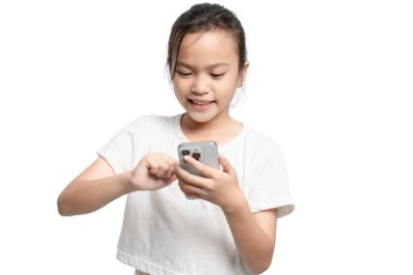 Genç bir kız cep telefonuna bakarken gülümsüyor. Telefonu sağ elinde tutuyor ve internette mesajlaşıyor ya da geziniyor. Mutluluk ve rahatlık kavramı