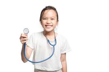 Genç bir kız steteskop tutuyor ve gülümsüyor. Kız doktor gibi davranırken, oyunculuk ve merak kavramı...