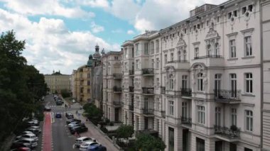 Güzel dekorasyonlu bir apartmanın ön cephesi yenilendi.