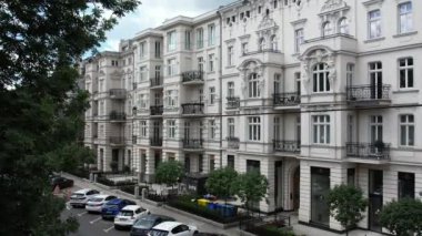 Güzel dekorasyonlu bir apartmanın ön cephesi yenilendi.