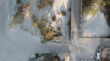 Sonbaharda kumsal, İHA 'nın hava manzarası. Dziwnow Polonya. Statik çekim