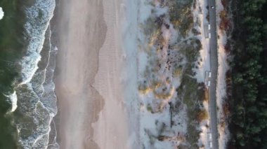 Sonbaharda kumsal, İHA 'nın hava manzarası. Dziwnow Polonya. Statik çekim