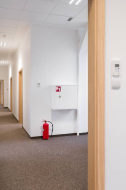 Yangın Güvenliği Ekipmanlı Modern Boş Ofis Alanı