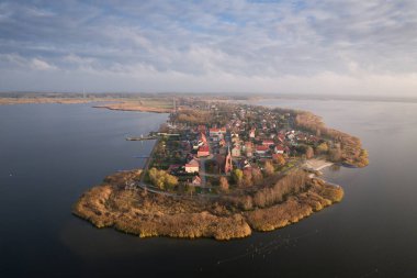 Yeşillik ve Gölü olan bir sahil yolunun havadan görünüşü. Şimdi Warpno, Polonya. 