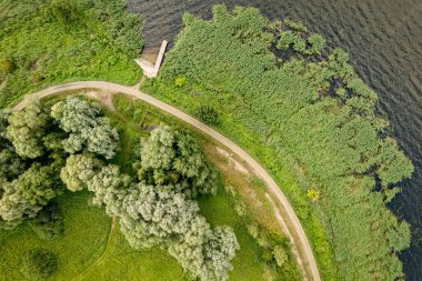 Yeşillik ve Gölü olan bir sahil yolunun havadan görünüşü. Dabie Gölü, Szczecin Polonya. 
