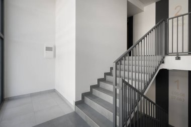 Gri Basamaklı ve Metal Raylı Modern Merdiven