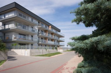 Balkonları ve peyzajı olan Modern Apartman Binası