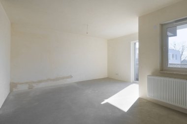 Çıplak Duvarlı ve Gün Işıklı Boş Oda